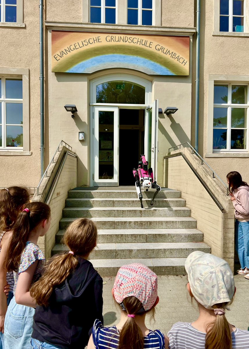 TactileInternet's tweet image. 🎓 𝗖𝗹𝗮𝘀𝘀𝗿𝗼𝗼𝗺 𝗖𝗮𝘁𝗰𝗵-𝗨𝗽
There were two highlights in this regard last week:
📍 Project Day at Evangelische Grundschule Grumbach
📍 Visit of the German School Athens at @tudresden_de
Stay tuned for next week's edition @dfg_public
#ClassroomCatchUp #tactileinternet