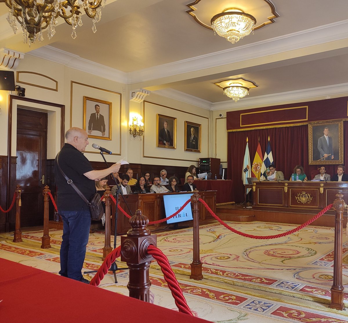 Ferrol acuerda una declaración institucional para reclamar mejoras en el tren. La corporación insta al Gobierno central a iniciar este año el estudio para modernizar la línea, crear un servicio de proximidad con A Coruña y restituir la conexión diaria y directa con Madrid