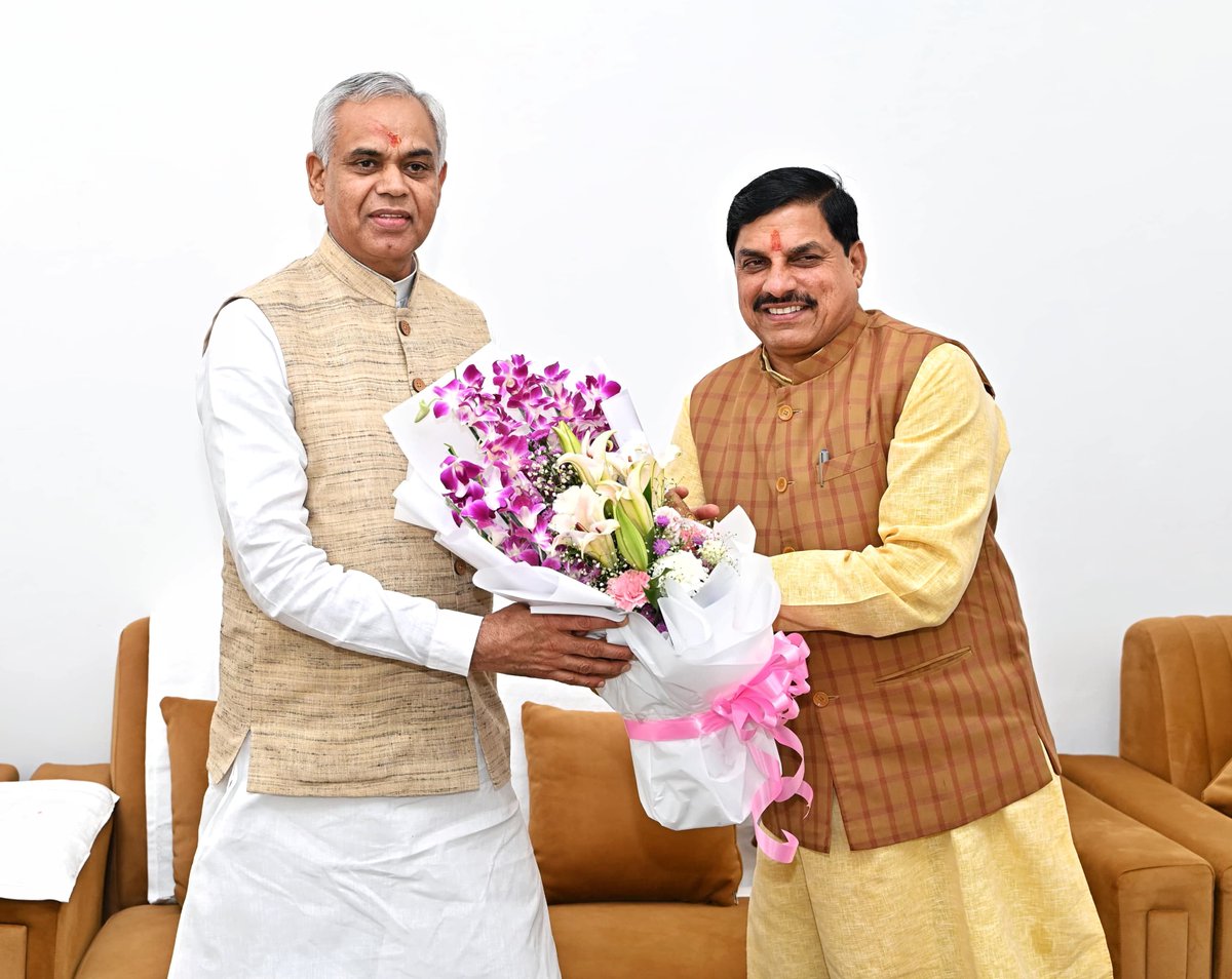 Dr Mohan Yadav (@drmohanyadav51) on Twitter photo गुजरात के माननीय राज्यपाल श्री आचार्य देवव्रत जी से आज जबलपुर में सौजन्य भेंट की।
<a href="/ADevvrat/">Acharya Devvrat</a> गुजरात के माननीय राज्यपाल श्री आचार्य देवव्रत जी से आज जबलपुर में सौजन्य भेंट की।
<a href="/ADevvrat/">Acharya Devvrat</a>