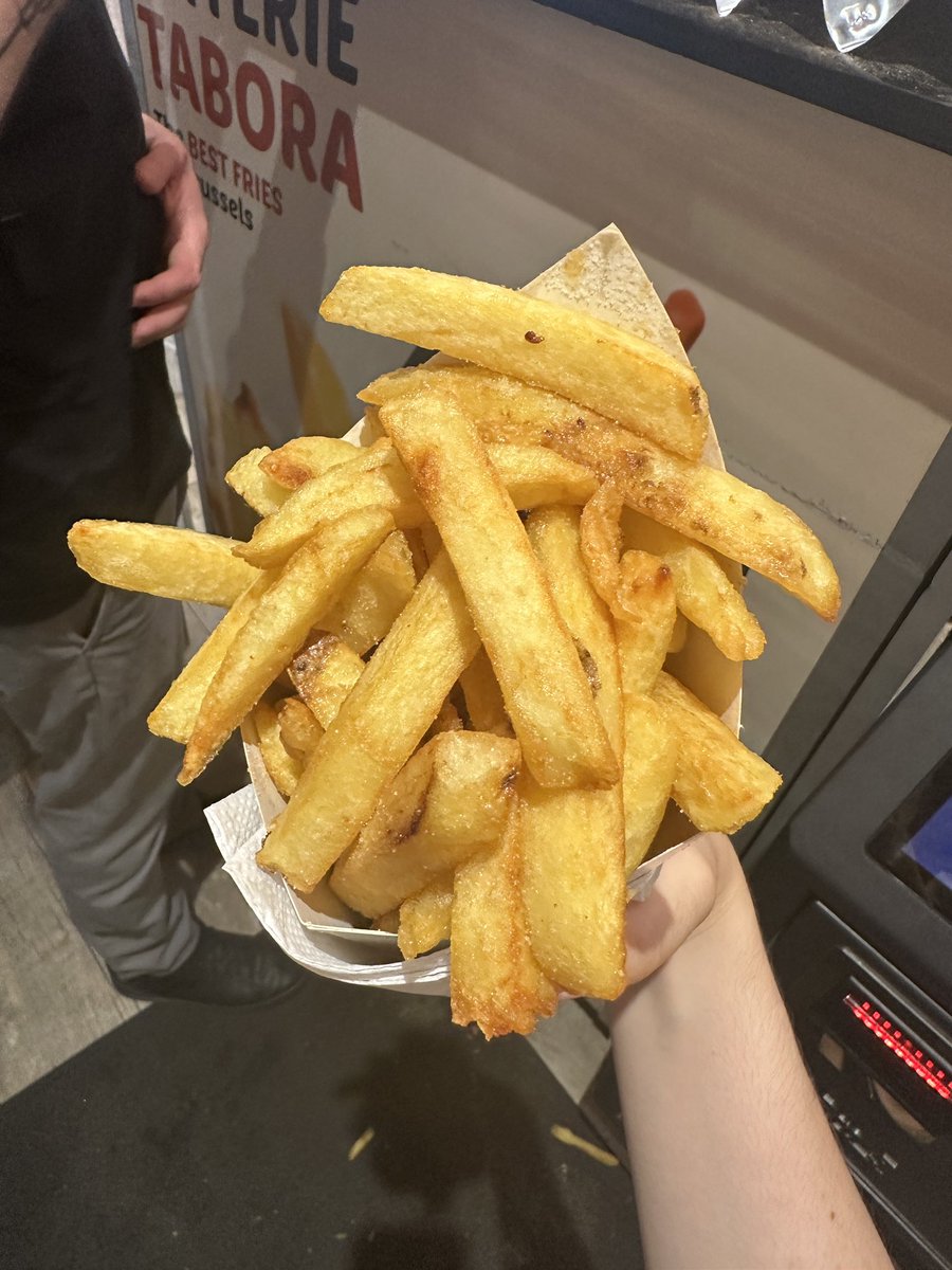 Dank u Brussels 🖤💛❤️

(feat. an icon-ic jam by <a href="/maxvoltar/">𝕞𝕒𝕩𝕧𝕠𝕝𝕥𝕒𝕣</a> and some of the best fries I’ve ever eaten)