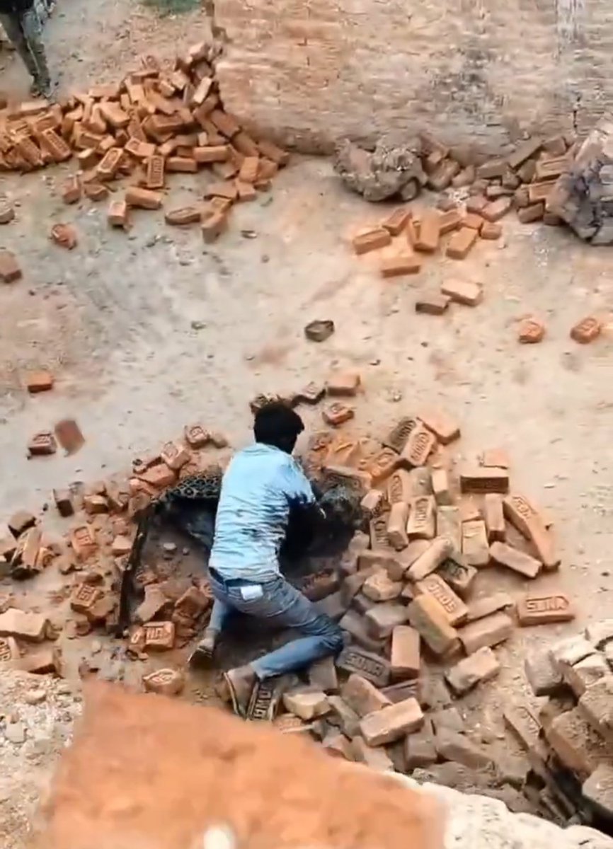 apnavibes's tweet image. बहादुरी की जिंदा मिसाल लखीमपुर में देखने को मिली है!

लखीमपुर के बबुरी गाँव में एक तेंदुए ने भट्ठे पर काम करने वाले एक मजदूर पर हमला कर दिया था।

ऐसे मौके पर लोग दिल छोड़ बैठते हैं मगर उस मजदूर ने तेंदुआ के साथ लड़ना मंजूर किया और आखिर में अपनी जिंदगी की लड़ाई उसे जीत गया।