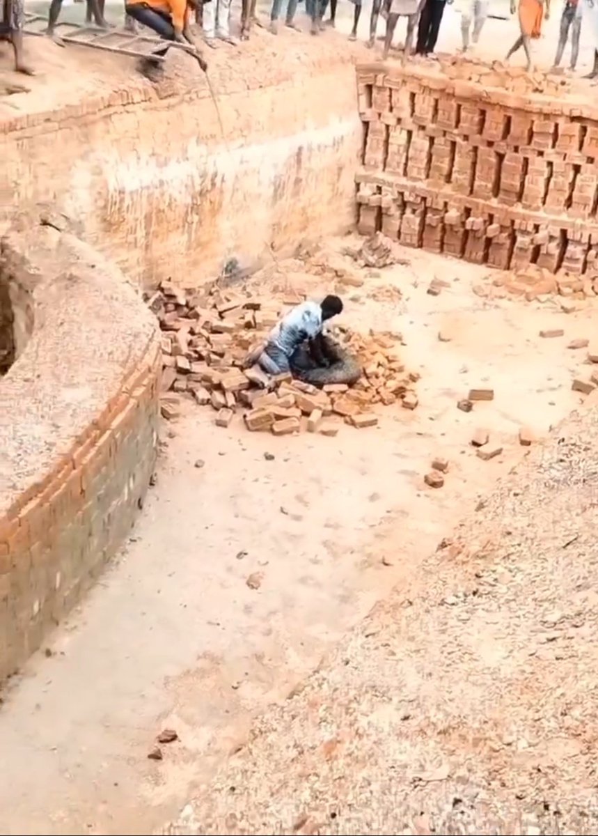 apnavibes's tweet image. बहादुरी की जिंदा मिसाल लखीमपुर में देखने को मिली है!

लखीमपुर के बबुरी गाँव में एक तेंदुए ने भट्ठे पर काम करने वाले एक मजदूर पर हमला कर दिया था।

ऐसे मौके पर लोग दिल छोड़ बैठते हैं मगर उस मजदूर ने तेंदुआ के साथ लड़ना मंजूर किया और आखिर में अपनी जिंदगी की लड़ाई उसे जीत गया।