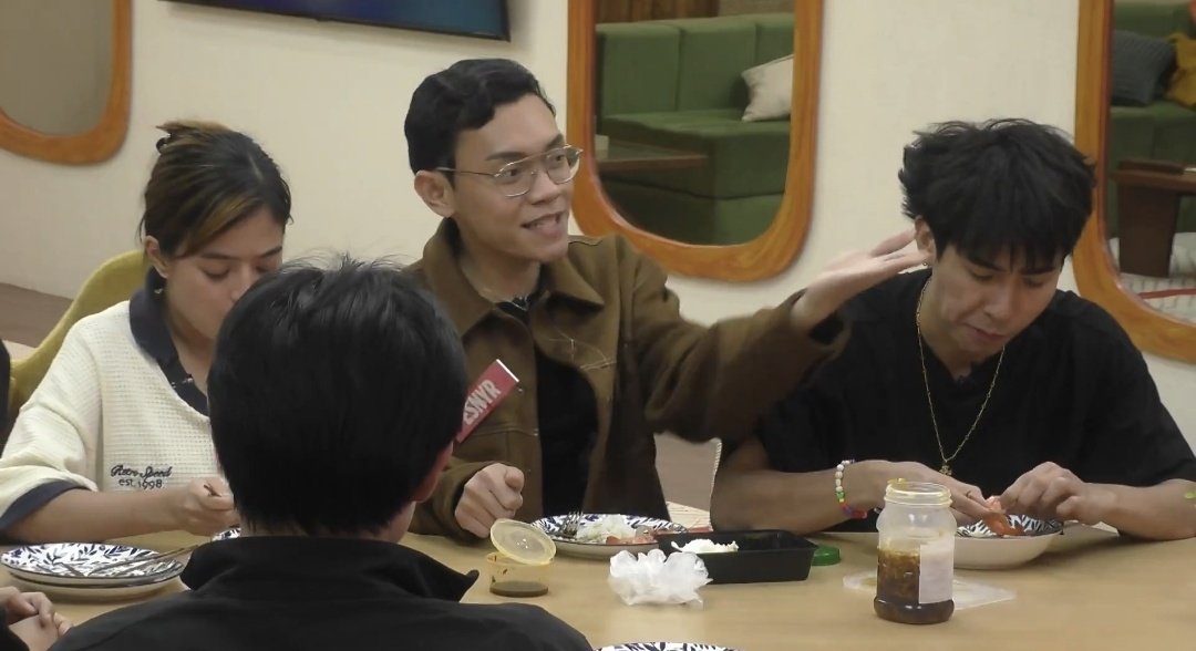 eriyaafr's tweet image. Hahahaha magkatabi na naman pagkaalis na pagkaalis ng tatay ni e. Porket pinakilalang-

#BRESNYR