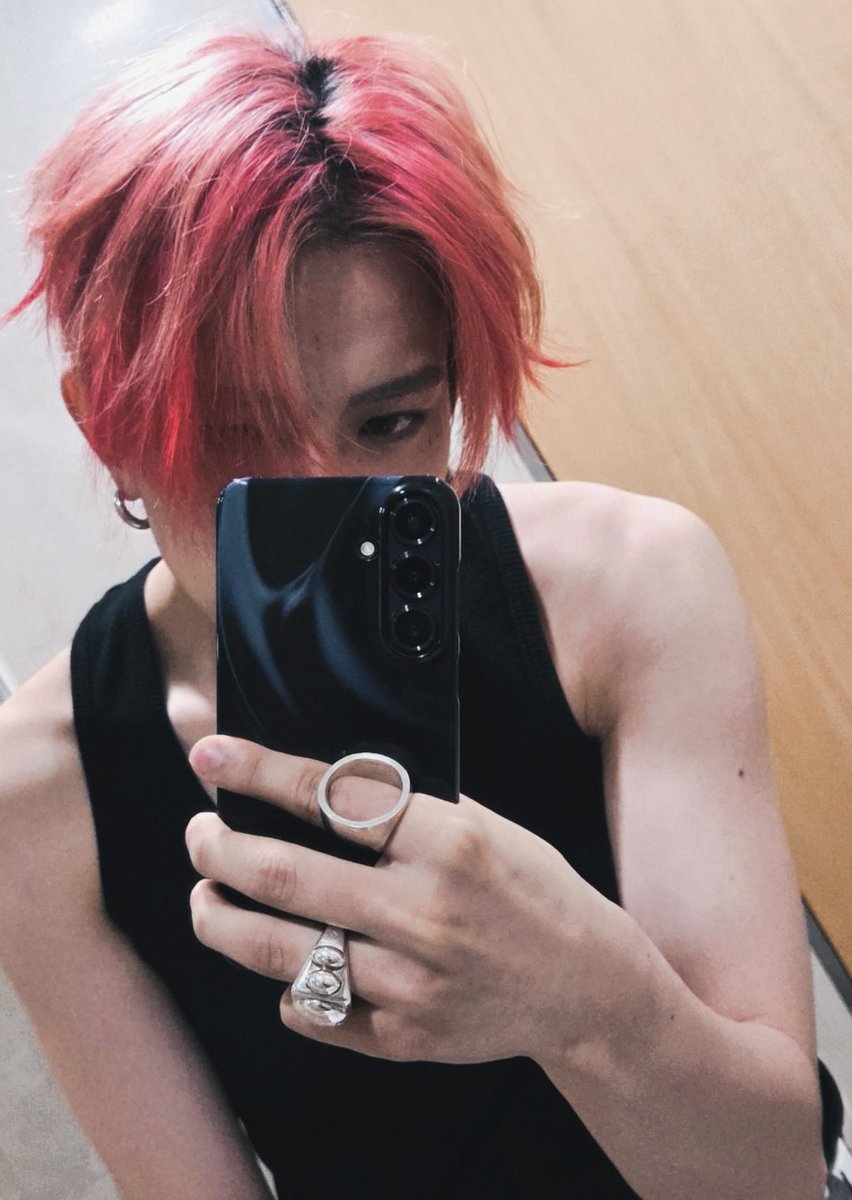 오늘희승님이딱이러고귀엽게볼을잡으셧어요..
입덕직캠에 꼭 넣어주셧으면 좋겟어요…