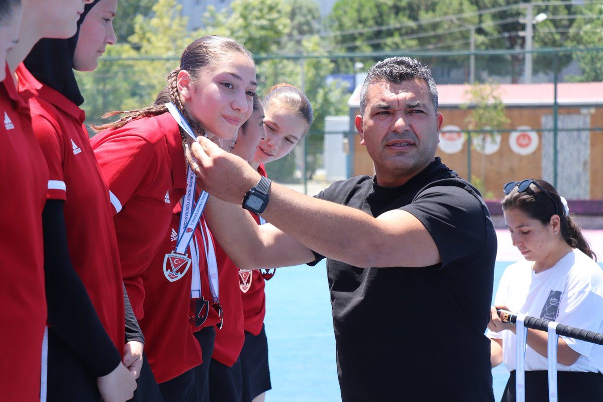 U16 Kızlar Hokey 5s 1.Lig 2.'Si İndos SK!👏 Kupa ve Madalyalarını Spor Faaliyetleri Şube Müdürü Şehmuz Can Takdim Etti 🏑🇹🇷