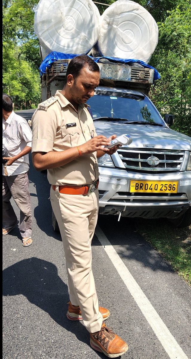 Saran_dm's tweet photo. #VehicleChecking #fineimposition #parsa #saran @BiharTransport
@IPRDBihar
परसा बाजार में ओवर लोडिंग एवं ओवर साइज वाहनों की चेकिंग आज जिला परिवहन कार्यालय की टीम द्वारा की गई। नियमों का उल्लंघन करने वाले वाहनों से लगभग 1 लाख 40 हजार रुपये अर्थदंड की वसूली की गई https://t.co/ZowNcFCOpt