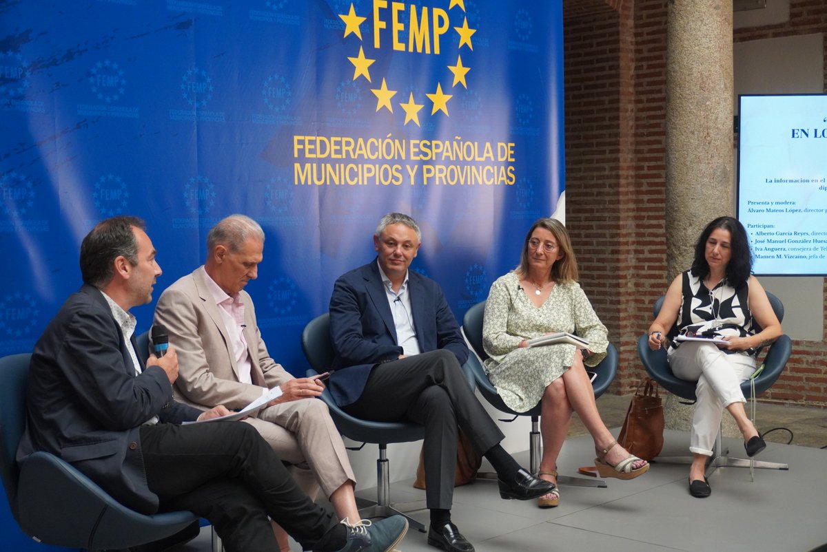 FEMP (@fempcomunica) on Twitter photo 🟠Segunda mesa: "La información en el día a día de ayuntamientos y diputaciones"
🎤El director general de Comunicación de la #FEMP, <a href="/alvaromateos/">Alvaro Mateos López</a>, presenta la mesa en la que participan:
🔸<a href="/AlbertoGReyes/">Alberto García Reyes</a>, director de <a href="/abcdesevilla/">ABC de Sevilla</a>.
🔸<a href="/gonzalezhuesa/">J. M. González Huesa</a>, director general de 🟠Segunda mesa: "La información en el día a día de ayuntamientos y diputaciones"
🎤El director general de Comunicación de la #FEMP, <a href="/alvaromateos/">Alvaro Mateos López</a>, presenta la mesa en la que participan:
🔸<a href="/AlbertoGReyes/">Alberto García Reyes</a>, director de <a href="/abcdesevilla/">ABC de Sevilla</a>.
🔸<a href="/gonzalezhuesa/">J. M. González Huesa</a>, director general de