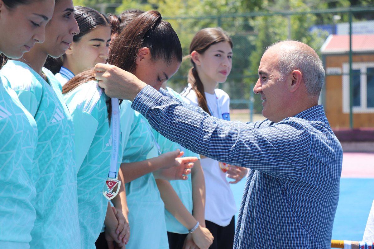 U16 Kızlar Hokey 5s 1.Lig Şampiyonu Adana Hokey!👏 Kupa ve Madalyalarını Osmaniye Gençlik ve Spor İl Müdürü Yusuf Çebi Takdim Etti 🏑🇹🇷