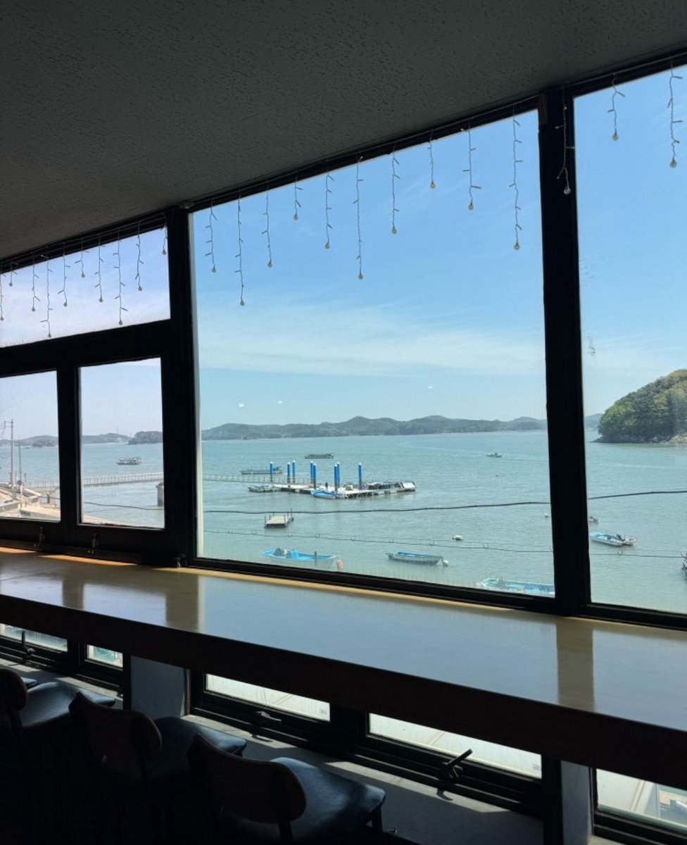 25.6.26 ジェジュンFromm

쌍곰다방(サンゴム喫茶店)
仁川広域市 甕津郡 霊興面 仙才里 108-47
naver.me/5f5R2aYT

海辺のカフェ😊

#ジェジュン
#김재중
#KIMJAEJOONG