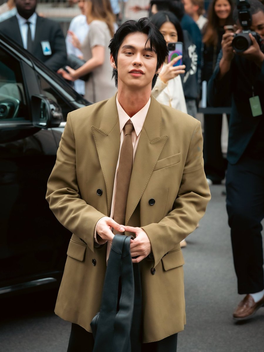 bvcbrightvc's tweet photo. เผลอแอบหลับ ตื่นมาเจอรูปที่ไบร์ทหล่อขึ้นอีกแล้ว 

BRIGHT WITH AMI PARIS
#AmiSS26xBRIGHT
#AmiParisxBRIGHT
#AmiSS26 #AmiParis
#bbrightvc @bbrightvc https://t.co/6jAe73ILKU