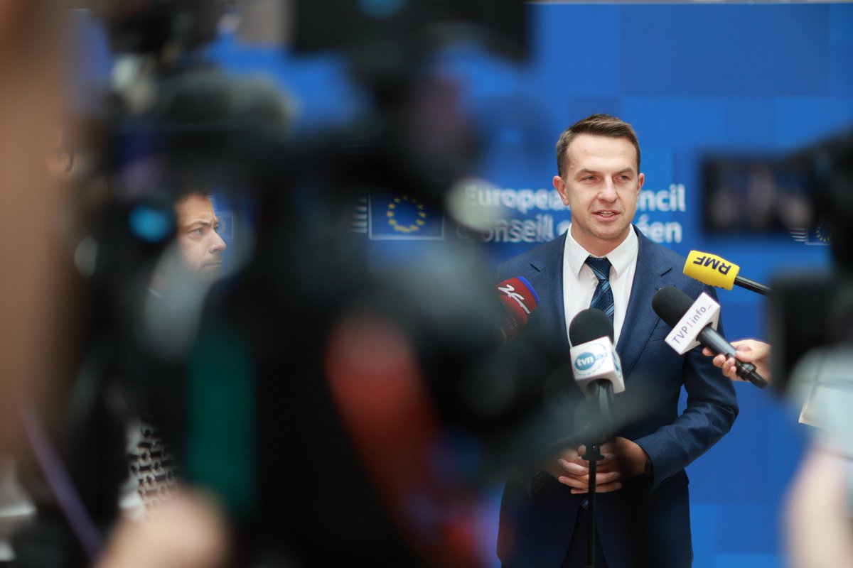 💬 Minister for the #EU, Government Spokesperson @AdamSzlapka in #Brussels:

During our presidency, we have changed Europe’s way of thinking about defence – our success is the SAFE programme.

#EUCO
#Poland25eu