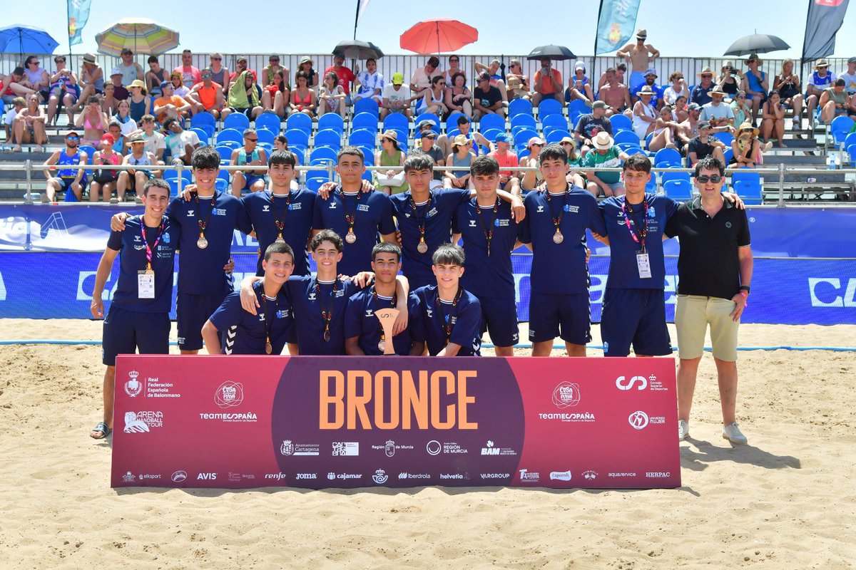 CESA BM PLAYA LA MANGA 2025 (@cesabmplaya25) on Twitter photo 🏆 CADETE MASCULINO 🏆
🥇 <a href="/FAndaluzaBM/">Federación Andaluza de Balonmano</a>
🥈<a href="/FBMRMU/">FED. BALONMANO REGION DE MURCIA</a>
🥉<a href="/fgabalonman/">Federación Galega Balonmán</a>
📸 Fotos Lola Jiménez / RFEBM
¡Enhorabuena a todos! 🏆 CADETE MASCULINO 🏆
🥇 <a href="/FAndaluzaBM/">Federación Andaluza de Balonmano</a>
🥈<a href="/FBMRMU/">FED. BALONMANO REGION DE MURCIA</a>
🥉<a href="/fgabalonman/">Federación Galega Balonmán</a>
📸 Fotos Lola Jiménez / RFEBM
¡Enhorabuena a todos!