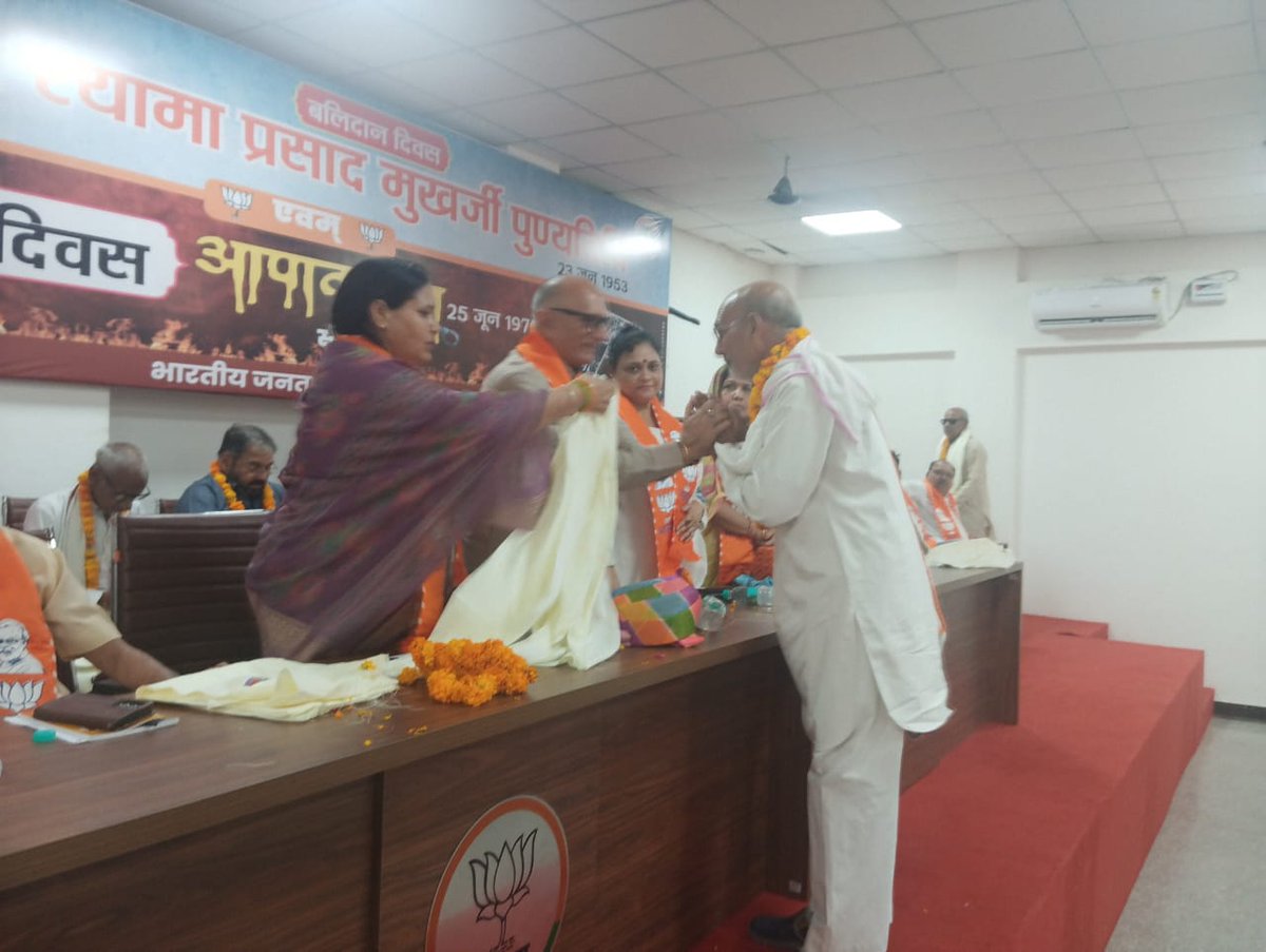 AshokParnamiBJP's tweet photo. भरतपुर में आपातकाल के दौर में लोकतंत्र की रक्षा के लिए संघर्ष करने वाले सभी वीर सेनानियों का शॉल, माला और श्रीफल भेंट कर सम्मान किया। ये सेनानी हमारे लोकतंत्र की असली ताकत हैं — उनके त्याग और समर्पण को शत-शत नमन।
#DemocracyWarriors #Emergency1975 #Bharatpur #RespectForVeterans https://t.co/YVCrRInSDA