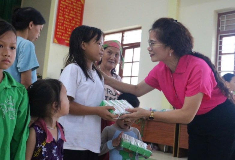 Kathryn Clarkson (@kclarksonifrc) on Twitter photo Heavy 🌧️ has started early this year in Northern 🇻🇳 <a href="/vietnamredcross/">Vietnam red cross</a> volunteers are providing essential supplies to people cut off by flood waters #localaction #FirstResponders #climatechange Heavy 🌧️ has started early this year in Northern 🇻🇳 <a href="/vietnamredcross/">Vietnam red cross</a> volunteers are providing essential supplies to people cut off by flood waters #localaction #FirstResponders #climatechange