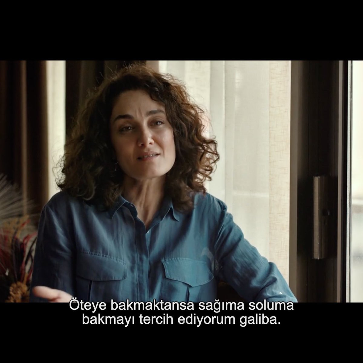 "Aslında ben hayatta hiç arayan olmak istemedim. Arayınca bulmaya odaklanıyor insan, ileriye odaklanıyor. Öteye bakmaktansa sağıma soluma bakmayı tercih ediyorum galiba."

İşe Yarar Bir Şey, Pelin Esmer (2017)