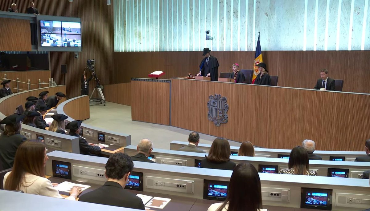 "A Andorra, l'estabilitat i la continuïtat institucionals són valors inqüestionables. Com també hi ha hagut una continuïtat innegable en el servei que la Mitra d'Urgell ha prestat al país". #SindicGeneral #juramentconstitució <a href="/SindicsGenerals/">Síndics Generals</a>