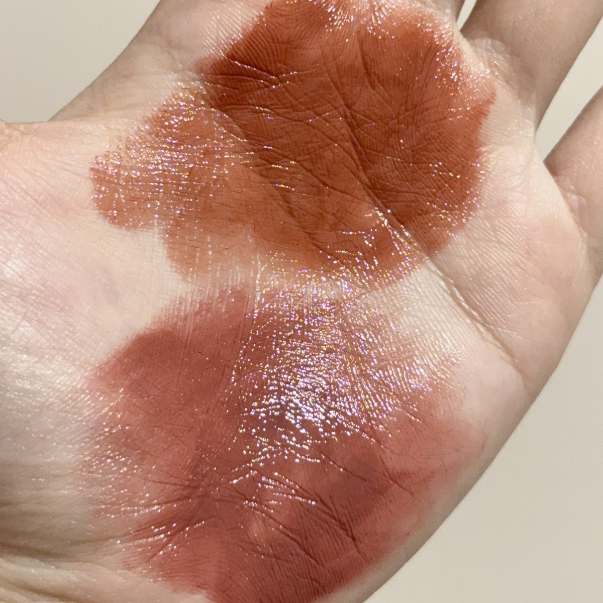 bukan sekedar tinted balm, soalnya ini ada SPFnya😭☝🏻

shadenya cantik banget… texture balmy tapi tetep bisa lindungin bibir biar gak hitam kena sinar matahari✨