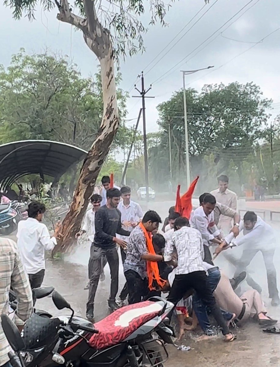 ABVPMK's tweet photo. अभाविप सागर केंद्रीय विश्वविद्यालय में विभिन्न समस्याओं को लेकर विरोध प्रदर्शन किया गया एवं सागर विश्वविद्यालय के संस्थापक डॉ सर हरिसिंह गौर के चरणों में ज्ञापन अर्पित किया।
#ABVPMahakoshal https://t.co/z25NxSJOPv