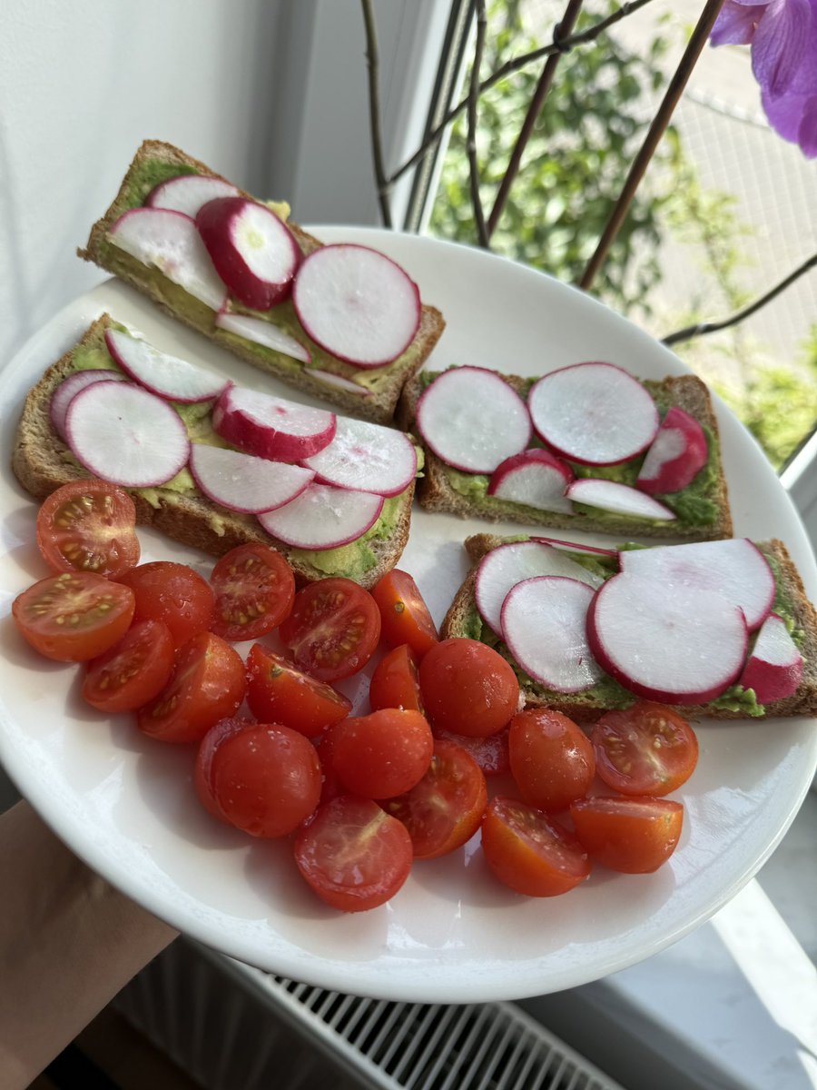 recipesbysina's tweet photo. Usually I go keto, but today I just wanted avocado toast 😅 Whole grain + avocado + radishes + cherry tomatoes = fresh, simple, filling. 📌 Save this if you’re looking for easy breakfast ideas #momlife #pregnancymeals #quickbreakfast https://t.co/Xadzjy2cb0