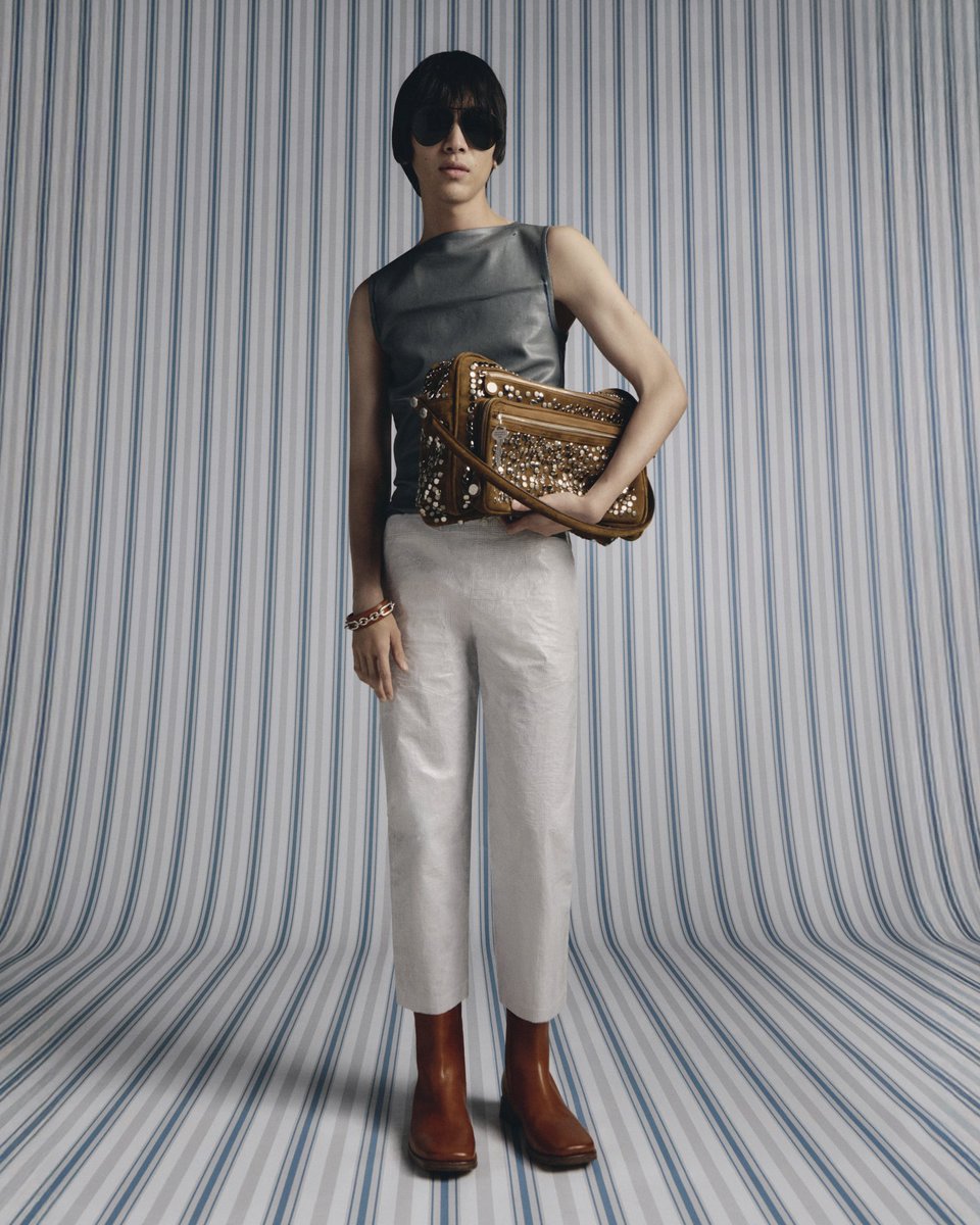 acnestudios's tweet image. Acne Studios SS26 menswear.
“It’s a geeky, quietly confident attitude that beats perfection by far. Our character is cool and unbothered – that’s where his charisma comes from,” says Jonny Johansson, #AcneStudios creative director.