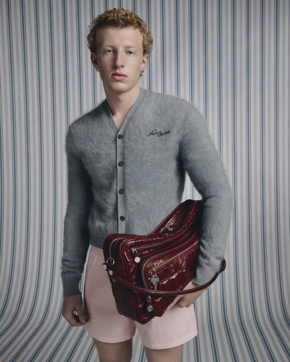 acnestudios's tweet image. Acne Studios SS26 menswear.
“It’s a geeky, quietly confident attitude that beats perfection by far. Our character is cool and unbothered – that’s where his charisma comes from,” says Jonny Johansson, #AcneStudios creative director.
