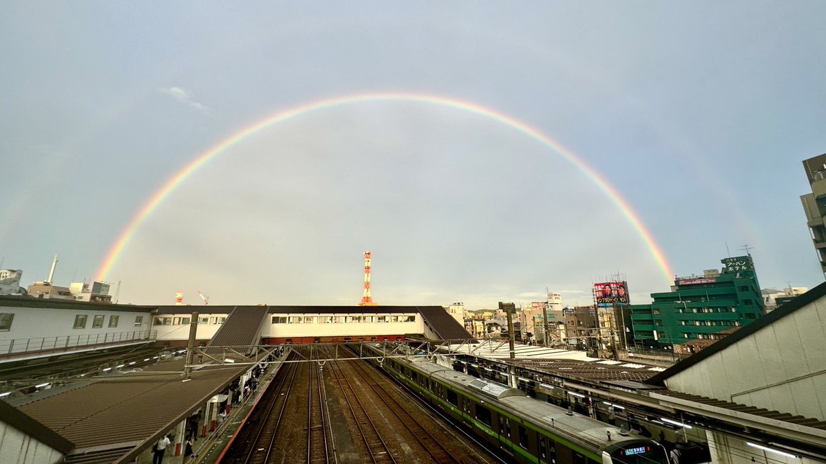 八王子駅の自由通路で観測されたダブルレインボー！なんと見事な半円