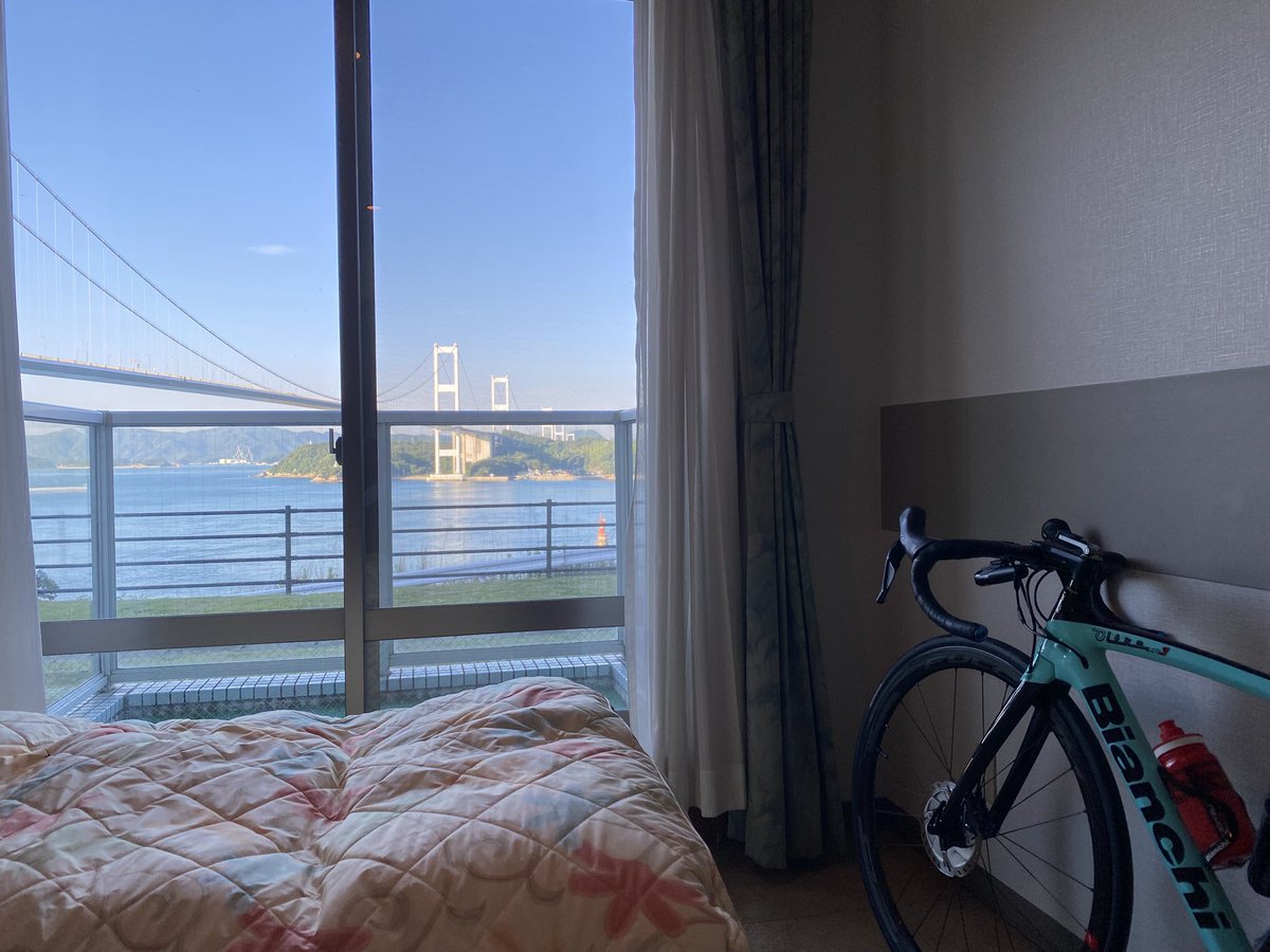 hetasaka's tweet photo. 期待してなかったけど
部屋からのビューがエモい
しかも自転車持ち込み🉑とか最高

唯一の欠点は山の上にあるから、買い物に出るともれなくヒルクラ付き🚵‍♂️ https://t.co/KrF7ZNPqym