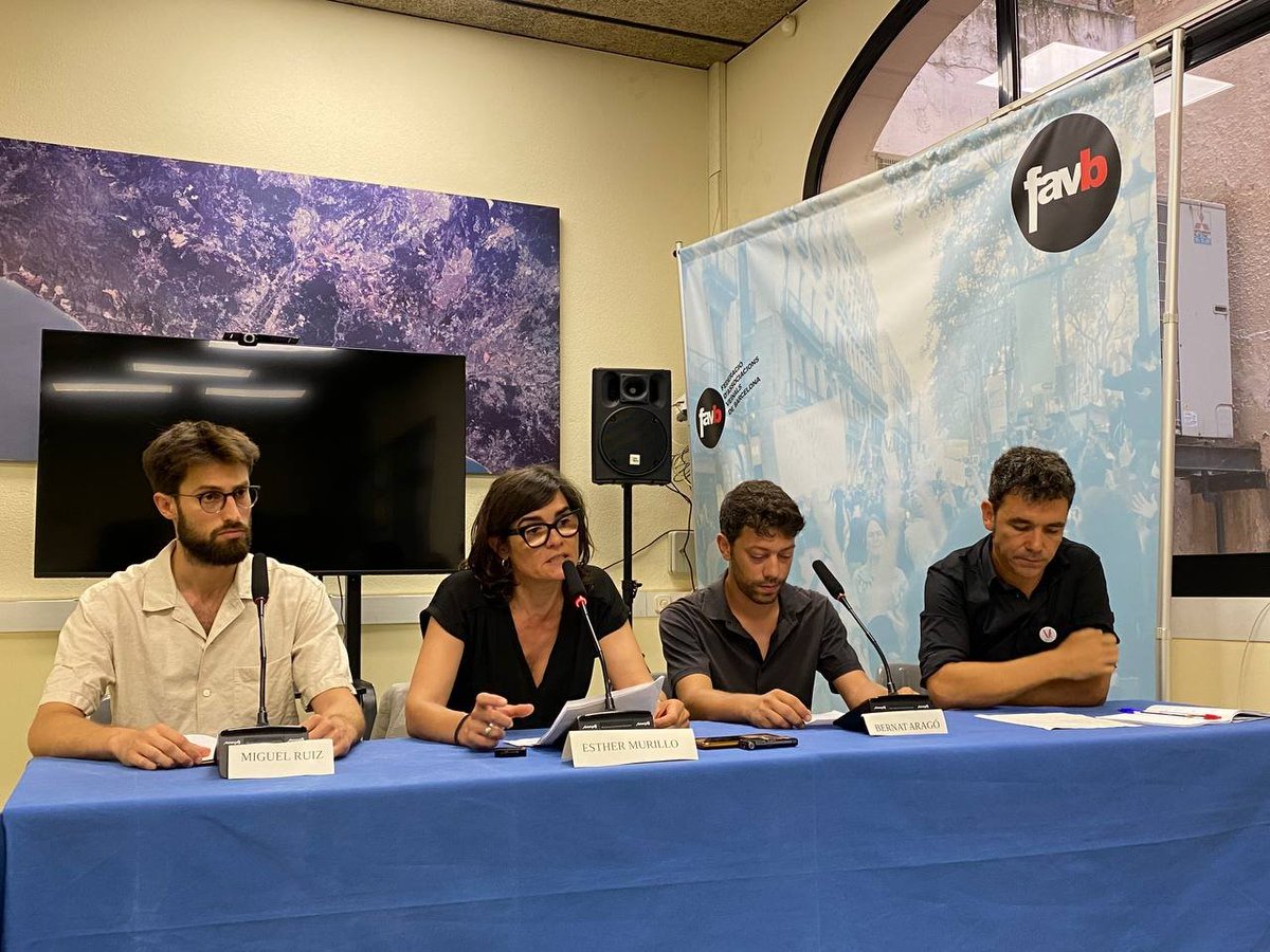 📍Avui hem fet roda de premsa a la <a href="/FAVBcn/">Favb</a> per a denunciar el desnonament previst el 2 de juliol a #Vallcarca. Afecta 40 persones, incloent-hi 13 infants. Exigim aturar-lo. Obrim fil 🧵