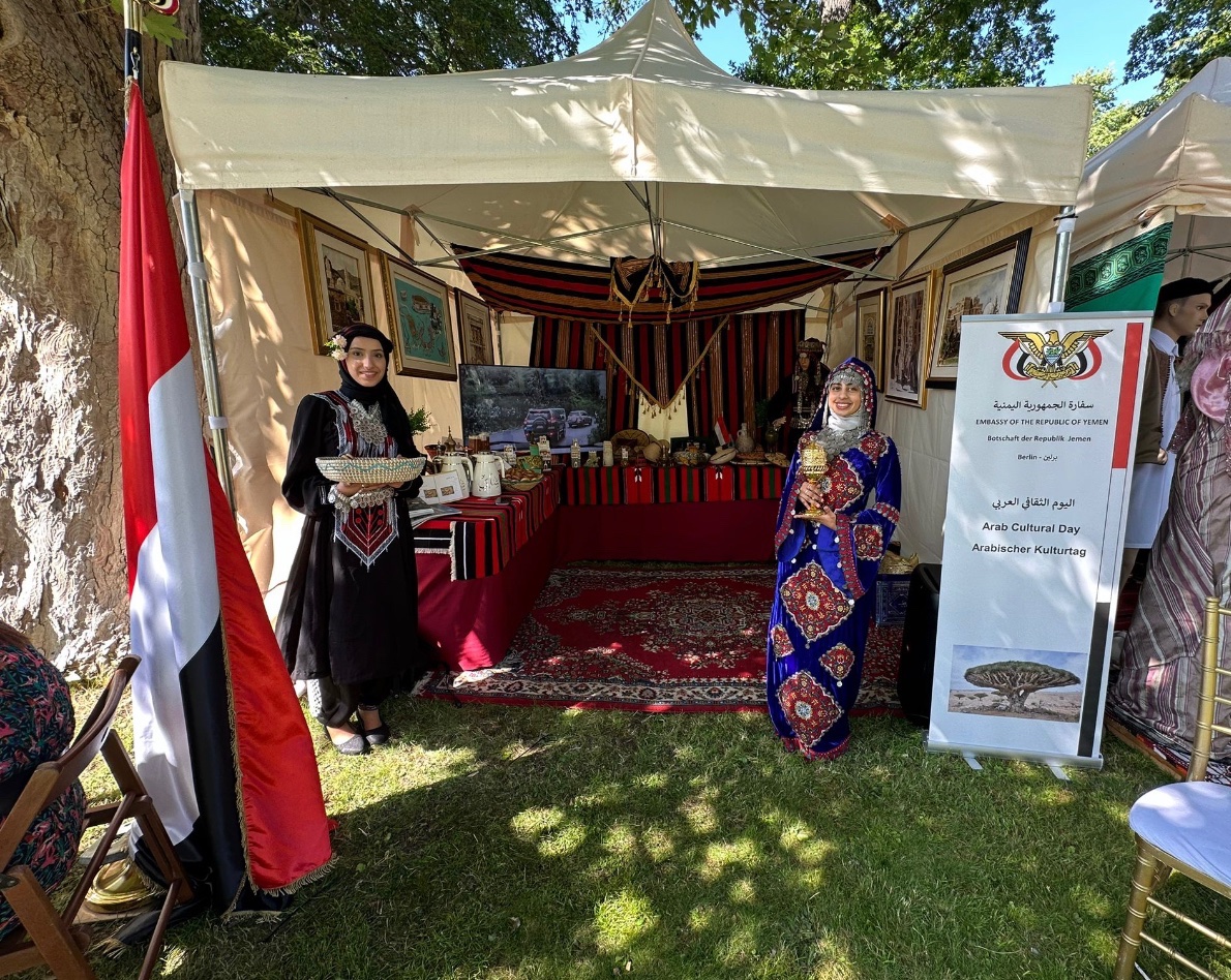EmbassyYemen's tweet image. السفارة اليمنية ببرلين تشارك في اليوم الثقافي العربي
شاركت السفارة اليمنية ببرلين في اليوم الثقافي العربي والذي حضرته السيدة الكه بودنبندر حرم فخامة رئيس جمهورية #المانيا الاتحادية وعدد كبير من الشخصيات الالمانية واعضاء السلك الدبلوماسي بالمانيا.
تميزت المشاركة اليمنية…