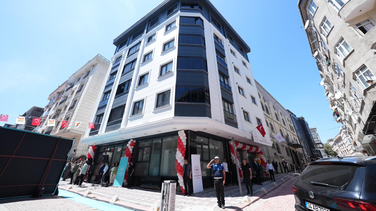 #Zeytinburnu’nda aile sağlığı merkezi açıldı.

Gökalp Aile Sağlığı Merkezi’nin açılışı;

Valimiz Davut Gül, Zeytinburnu Kaymakamı Dr. Adem Uslu, Zeytinburnu Belediye Başkanı Ömer Arısoy, İl Sağlık Müdürü Doç. Dr. Abdullah Emre Güner ve protokol mensuplarının katılımı ile yapıldı.