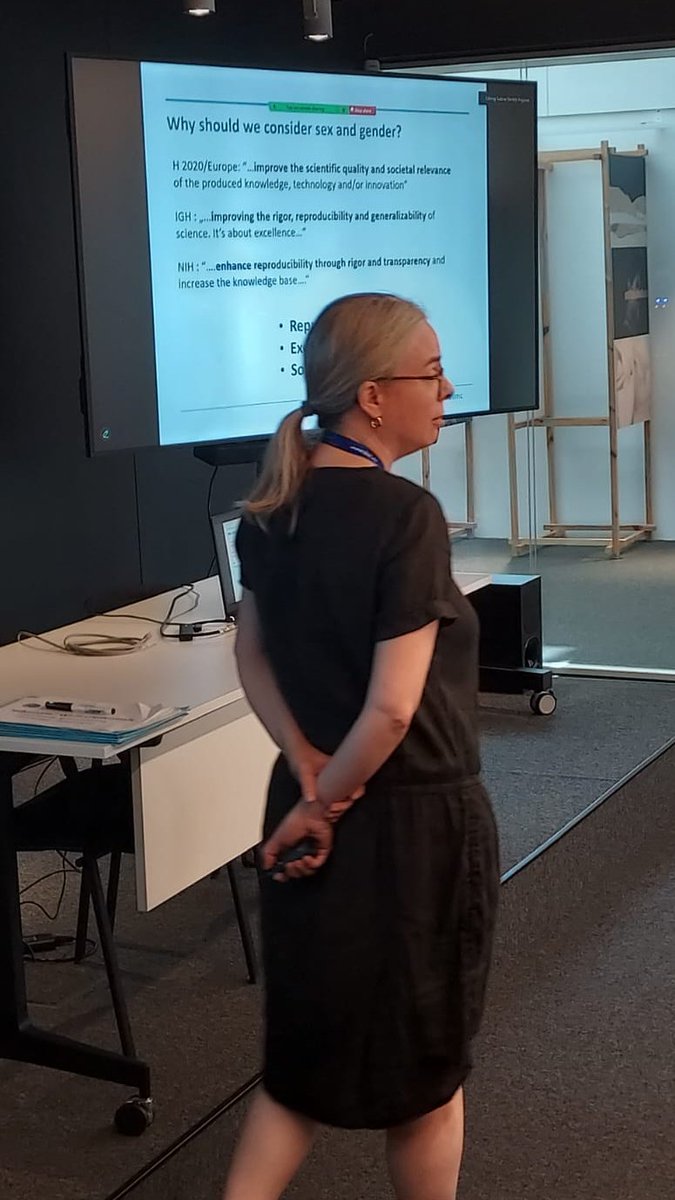 Bioinfo4Women (@bioinfo4women) on Twitter photo Today's hybrid seminar has started with a full house at the <a href="/BSC_CNS/">BSC-CNS</a> auditorium.
Sabine Oertelt-Prigione from <a href="/Radboud_Uni/">Radboud University</a> and <a href="/unibielefeld/">Bielefeld University</a> discusses the role of sex and gender in biomedical research.
You can still join online tinyurl.com/SabineOerteltP… Today's hybrid seminar has started with a full house at the <a href="/BSC_CNS/">BSC-CNS</a> auditorium.
Sabine Oertelt-Prigione from <a href="/Radboud_Uni/">Radboud University</a> and <a href="/unibielefeld/">Bielefeld University</a> discusses the role of sex and gender in biomedical research.
You can still join online tinyurl.com/SabineOerteltP…
