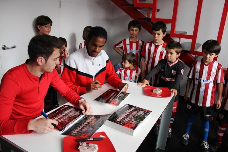 Enhorabuena por tu renovación, <a href="/1uanCarlos/">Juan Carlos Martín</a>! 🔴⚪
Suerte en esta nueva etapa, <a href="/ibaigomez/">IBAI GÓMEZ</a>!! 👏🏾👏🏾
 
#Friends #tbt #Memories
