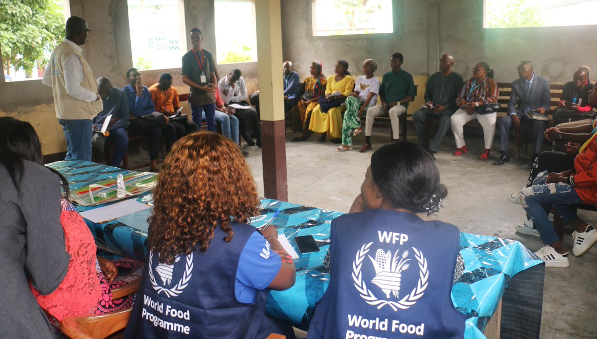 PamCongo's tweet image. À Makélékélé, des jeunes réfugiés et membres d’associations de jeunesse ont visité le centre de santé Jean Taty pour voir l’impact des actions nutritionnelles du @WFP_FR . Au 🇨🇬, plus de 180 centres de santé intégrés offrent une aide vitale aux femmes et enfants 🤰🏿🤱🏿👶🏿.
