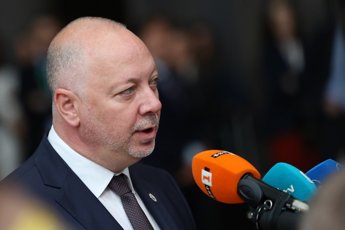 R_JeliazkovPM's tweet image. Following my meeting with @eucopresident António Costa, I received firm assurances that the EU will strictly adhere to the 2022 compromise on the Republic of North Macedonia. Bulgaria will not introduce new conditions — constitutional change and human rights guarantees remain key
