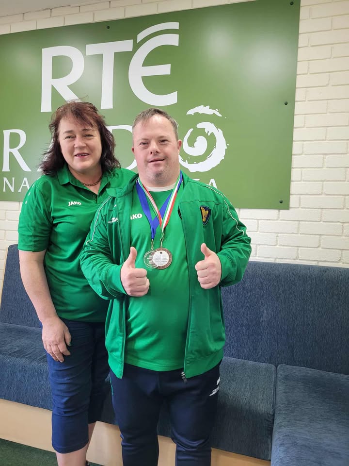 Barrscealta1's tweet image. ☘️ Beidh an laoch sacar Hughie Mac Suibhne agus a dheirfiur Róisín linn gan mhoill ar an chlár. ☘️
@RTERnaG