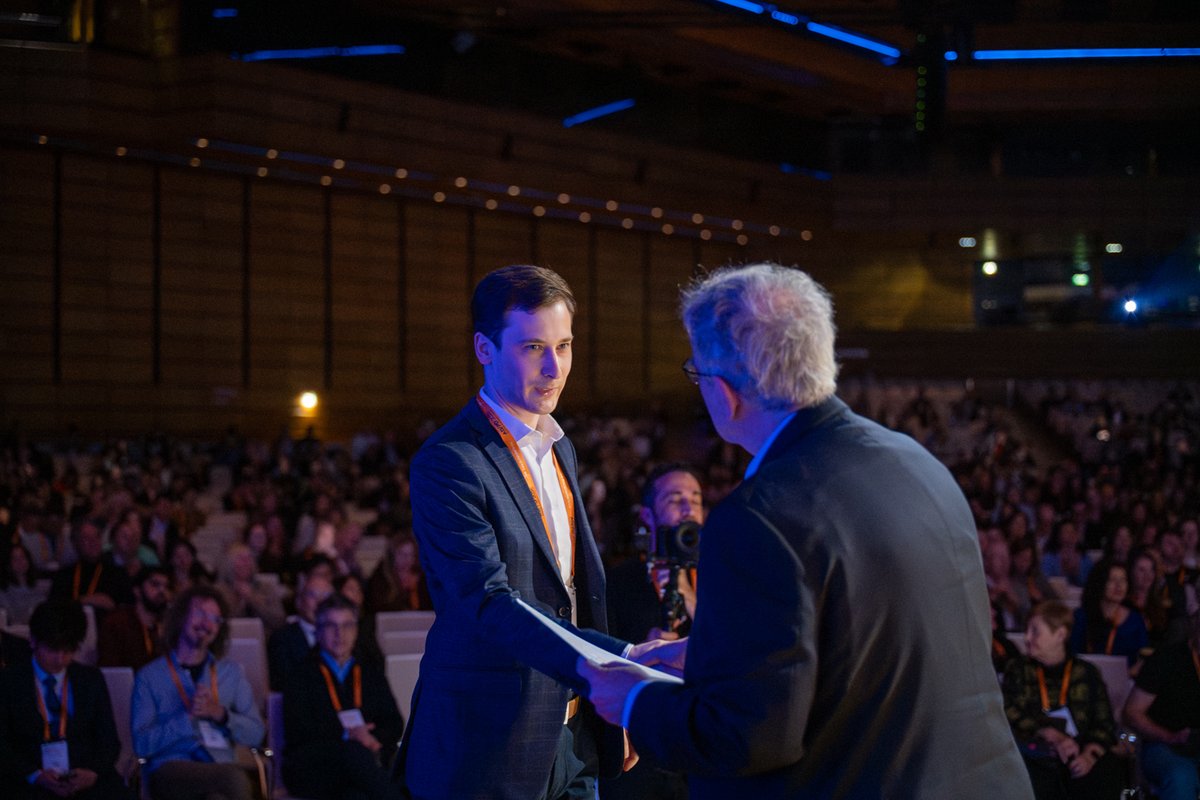CIIRCCTU's tweet image. 🎓 Milan Němý z CIIRC získal prestižní Junior Faculty Award na konferenci AD/PD™ 2025 za výzkum Alzheimerovy nemoci.
Gratulujeme k dalšímu mezinárodnímu uznání české neurovědy!
Více na 👉 ciirc.cvut.cz/cs/award-for-m…