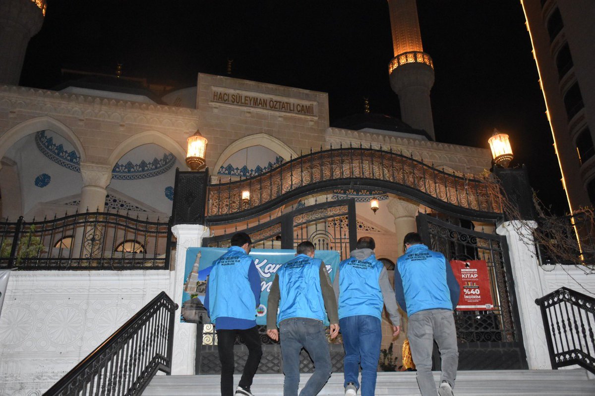 BELEDİYEMİZDEN SOSYAL DESTEK HAMLESİ

Siirt Belediyesi Kültür ve Sosyal İşler Müdürlüğümüzce yürütülen sosyal destek çalışmaları kapsamında 30.054 kişiye ulaşıldı.

“Sıcak Yemek ve Gıda Yardımları”

Günlük sıcak yemek ihtiyacı olan 75 yaşlı vatandaşa 120 adet yemek evlerine