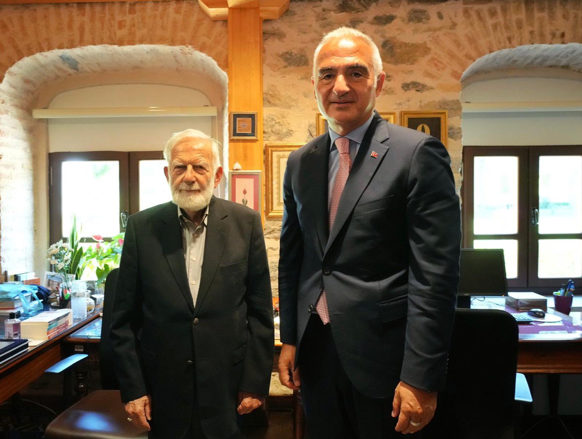 İslam kültür ve medeniyeti tasavvurunun  günümüzdeki en önde temsilcilerinden, zaman, mekan, şehir, insan ilişkisini derinlemesine yorumlayan, Cumhurbaşkanlığı Kültür ve Sanat Büyük Ödülü sahiplerinden değerli hocamız Prof. Dr. Ömer Sadettin Ökten’i ziyaret ettik.

Kültürel