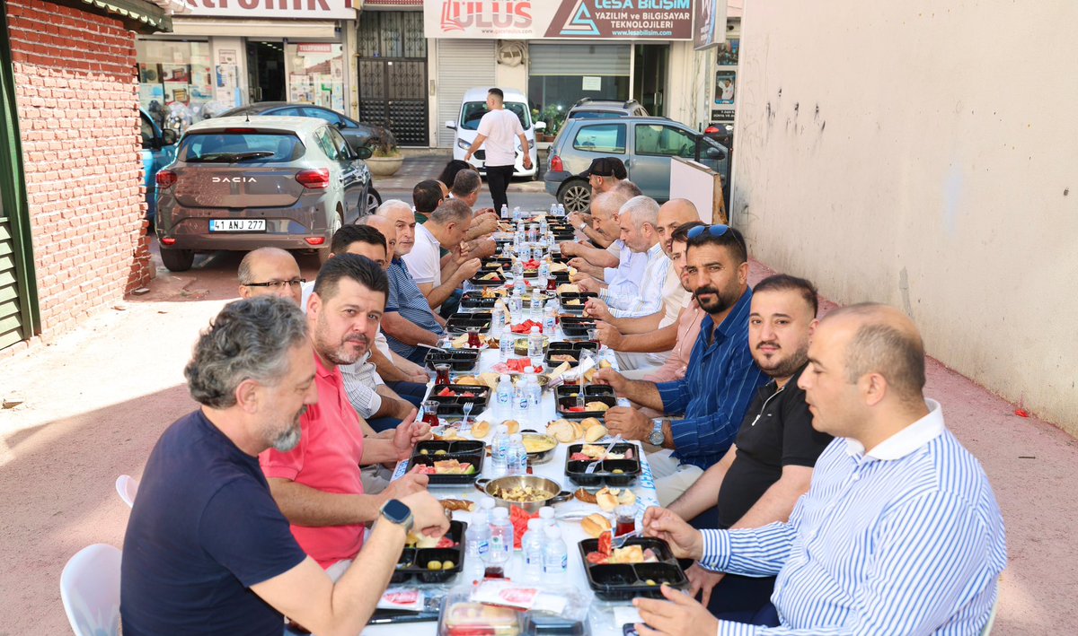 Belediye Başkanımız Zinnur Büyükgöz, yönetimimiz ve meclis üyelerimizle birlikte İstişare kurulu üyemiz Serkan Özgenç’in evsahipliğinde Bağdat Caddesi esnaflarımızla kahvaltıda biraraya gelerek Hasbihal eyledik. 
Nazik Misafirperverlikleri için esnaflarımıza teşekkür ediyorum.