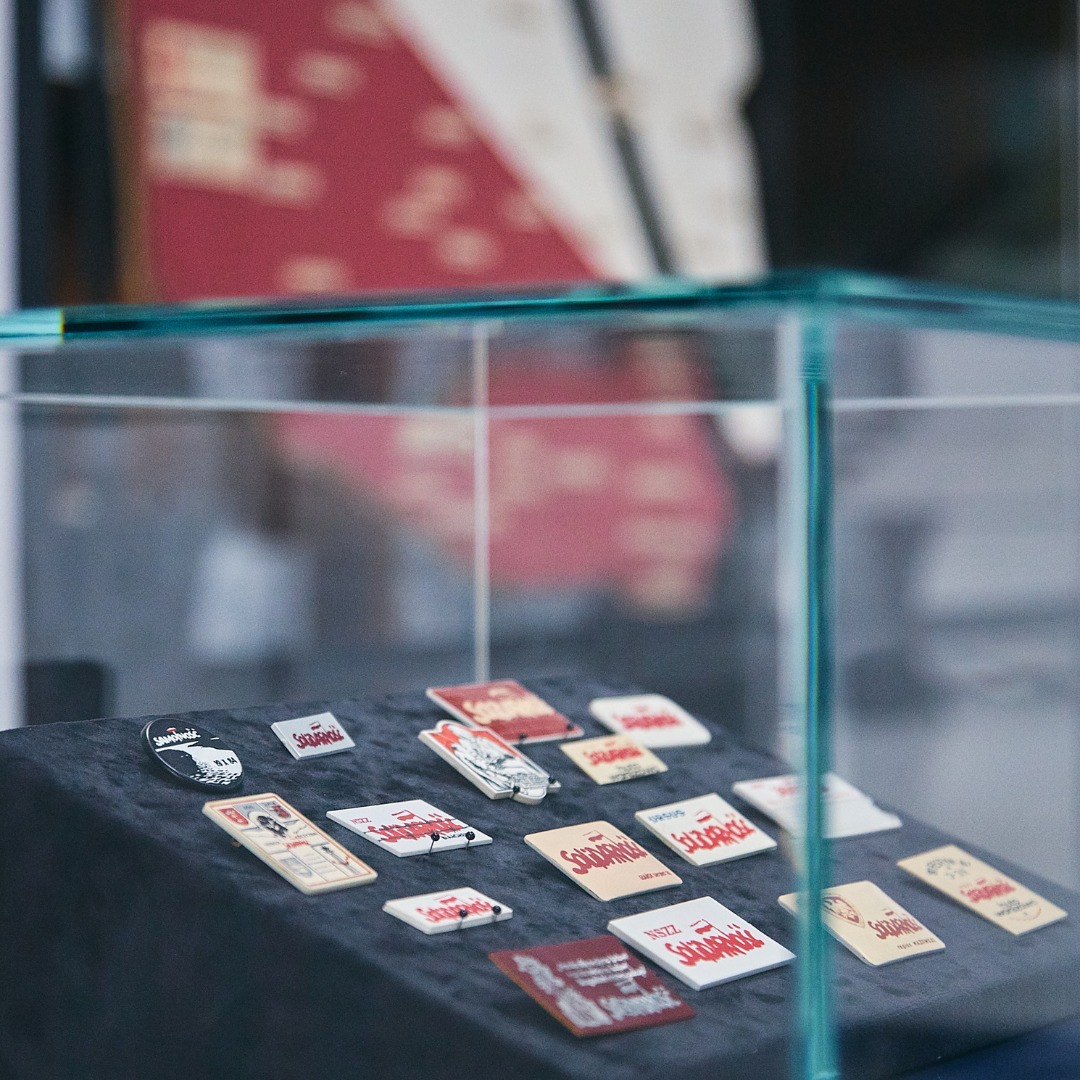 📢 Nowa wystawa w Muzeum Historii Polski: „STRAJK. SOLIDARNOŚĆ. POPIEŁUSZKO”

🏛 Muzeum Historii Polski | Cytadela Warszawska | ul. Gwardii 1
📍 Hol główny Muzeum
📅 Wystawa otwarta do końca sierpnia 2025
🎟 Wstęp wolny!

W sercu Huty Warszawa – pomiędzy stalowymi konstrukcjami i