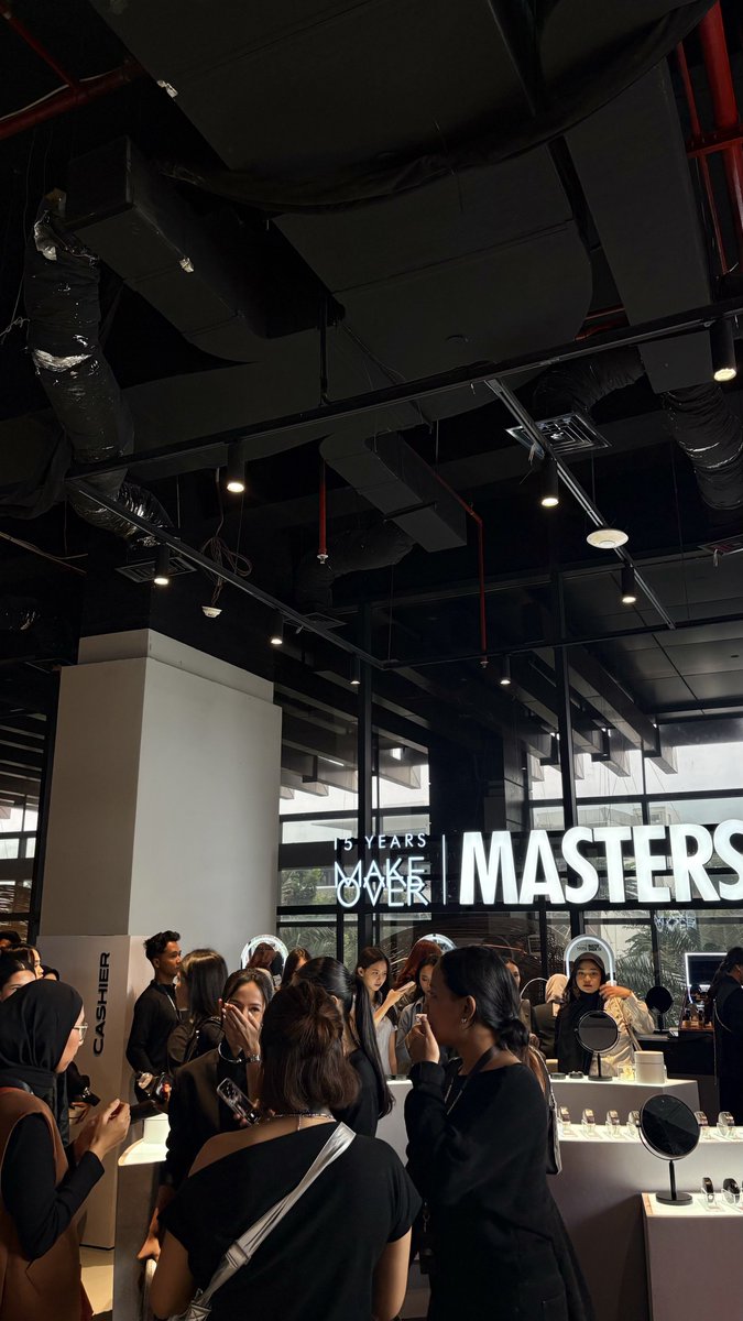 Seneng bgt make over ada acara iniii. Ga ada kata susah nyari shade yg pas buat kitaa 🥹👊🏻 

Udh mah shadenya lengkap buat skintone Indonesia. No more drama belang. GA BOLEH DILEWATIIINNN ⤵️