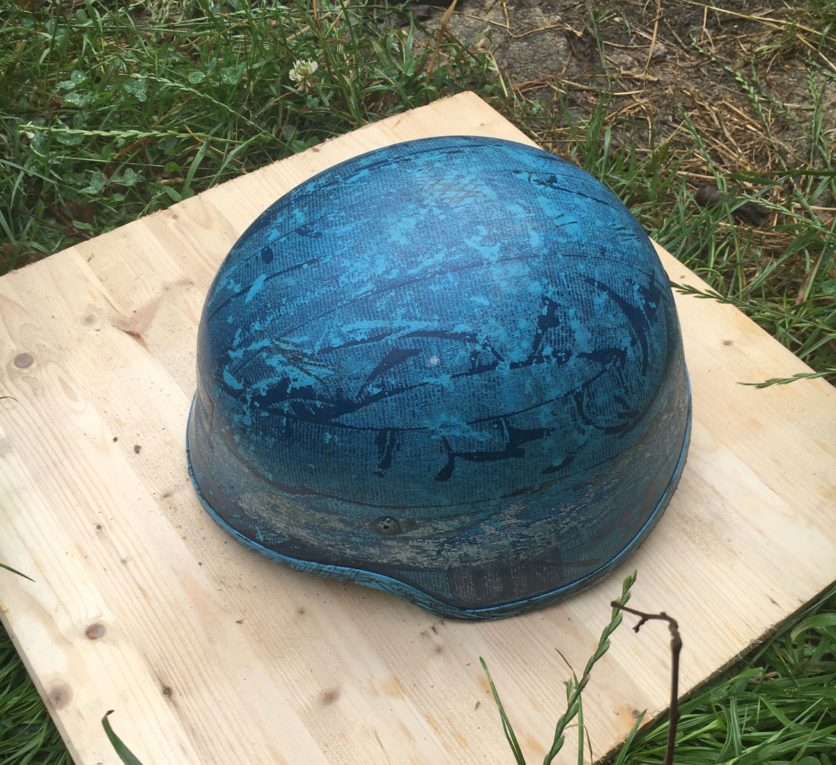 teunvoeten's tweet image. How to turn a UN #BlueHelmet (borrowed from #UNPROFOR, #Sarajevo 1993(

Into a #MotorHelmet

Hoe je van een #BlauwHelm een #MotorHelm maakt...