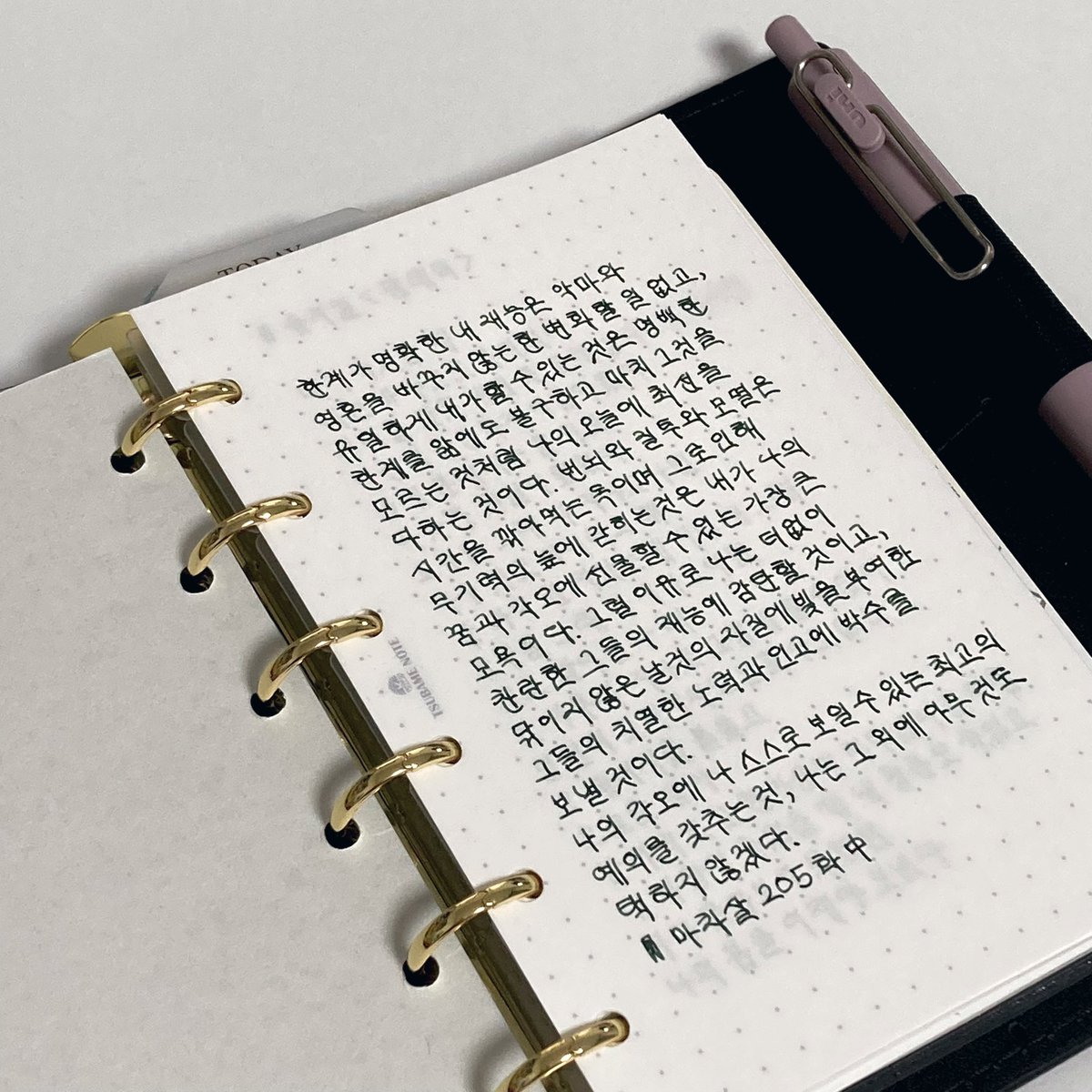 ae_ndnd's tweet image. 또... A7 다이어리 하나를 샀어요
어제 하루종일 셋업했는데
근데이거너무귀엽고마음에든다
이번에야말로
진짜 6공 다이어리 유저가 될 수 있을지도
속지도 주문하고 다이어리에 끼우는 타공기(?)도 샀어
이번엔진짜진짜임