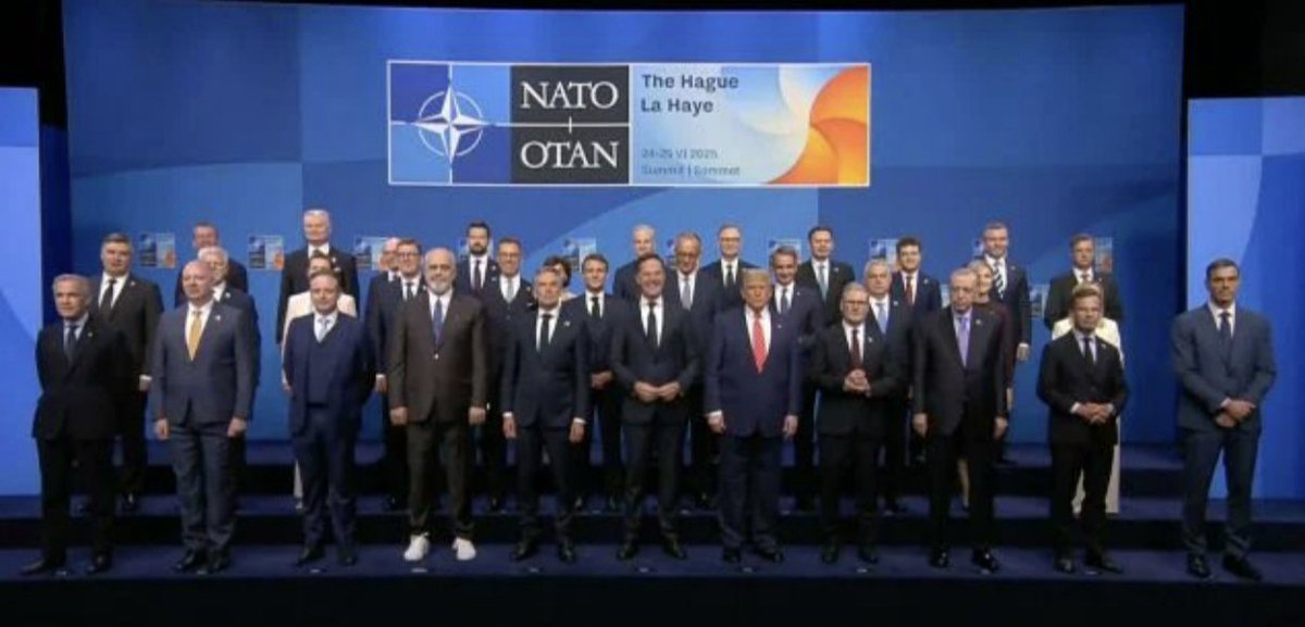 fazerblue3333's tweet photo. La Cumbre de la OTAN, para una vez que llevamos un presidente que sabe Inglés, no se habla con nadie. https://t.co/LXY1bWEDbr