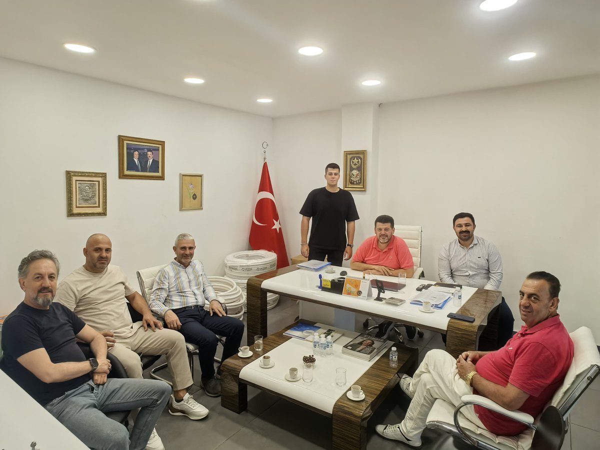 Önceki dönem İlçe yönetim kurulu üyemiz Serken Özgenç’i yönetimimiz ve meclis üyemizle birlikte işyerinde ziyaret ederek Hasbihal eyledik.
Nazik misafirperverliği için teşekkür ediyor, hayırlı işler diliyorum.

#AkPartiGebzeSahada