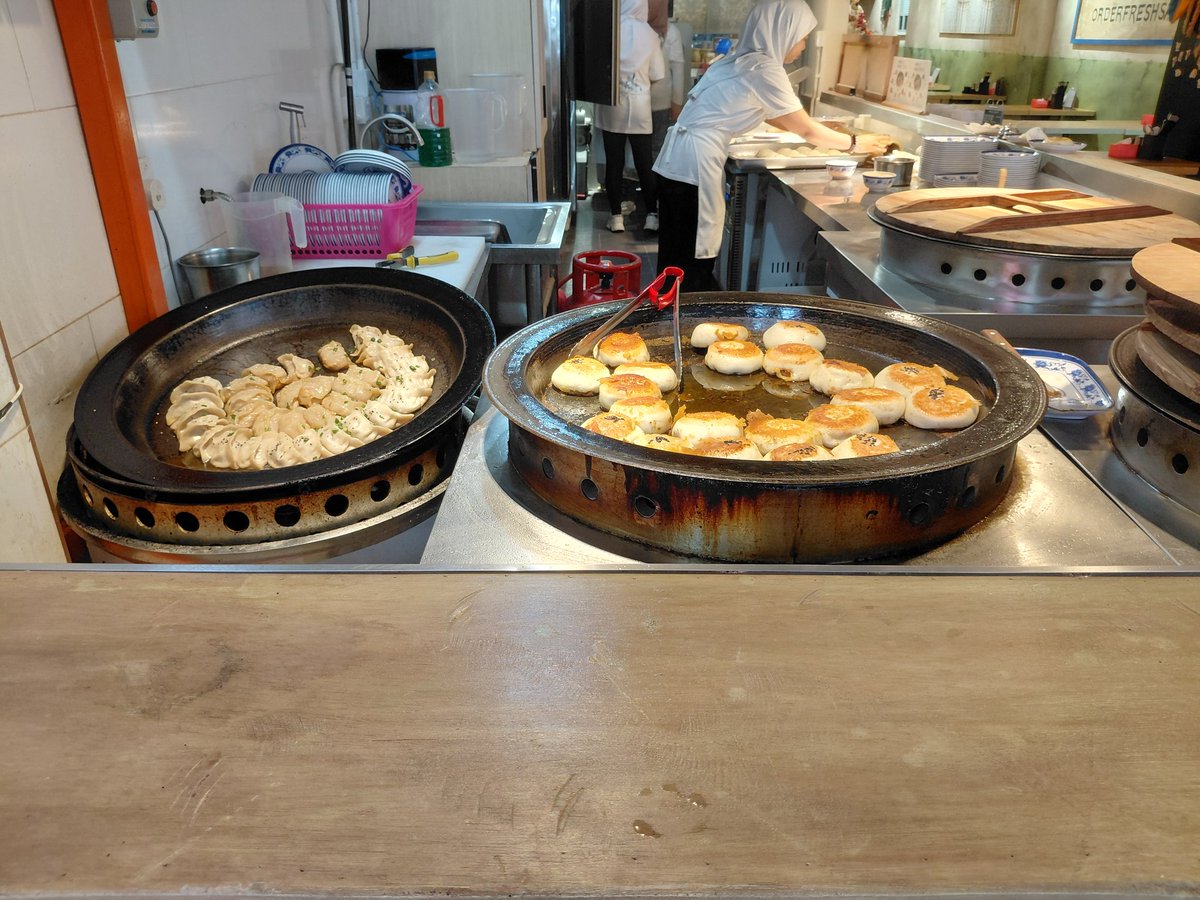 bevng1971's tweet image. Bought this "kinda crispy" #panfriedbun or #potstickers to try. I dont really like halal food but hubby bought one piece 2 try. So I came hme &amp;amp; regrilled it 2 crisp it up a wee bit more. Tasted ok, no biggie #foodie #snack #chinatown #kl