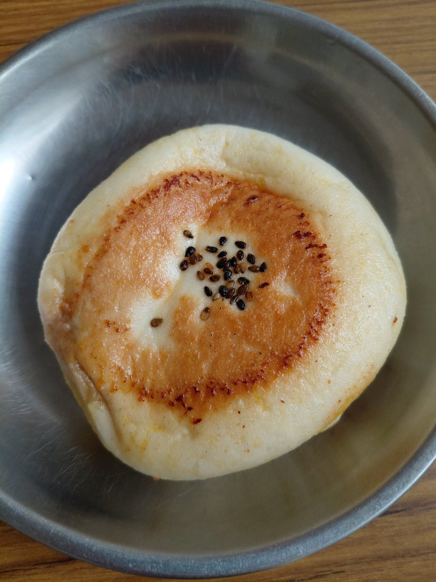 bevng1971's tweet image. Bought this "kinda crispy" #panfriedbun or #potstickers to try. I dont really like halal food but hubby bought one piece 2 try. So I came hme &amp;amp; regrilled it 2 crisp it up a wee bit more. Tasted ok, no biggie #foodie #snack #chinatown #kl