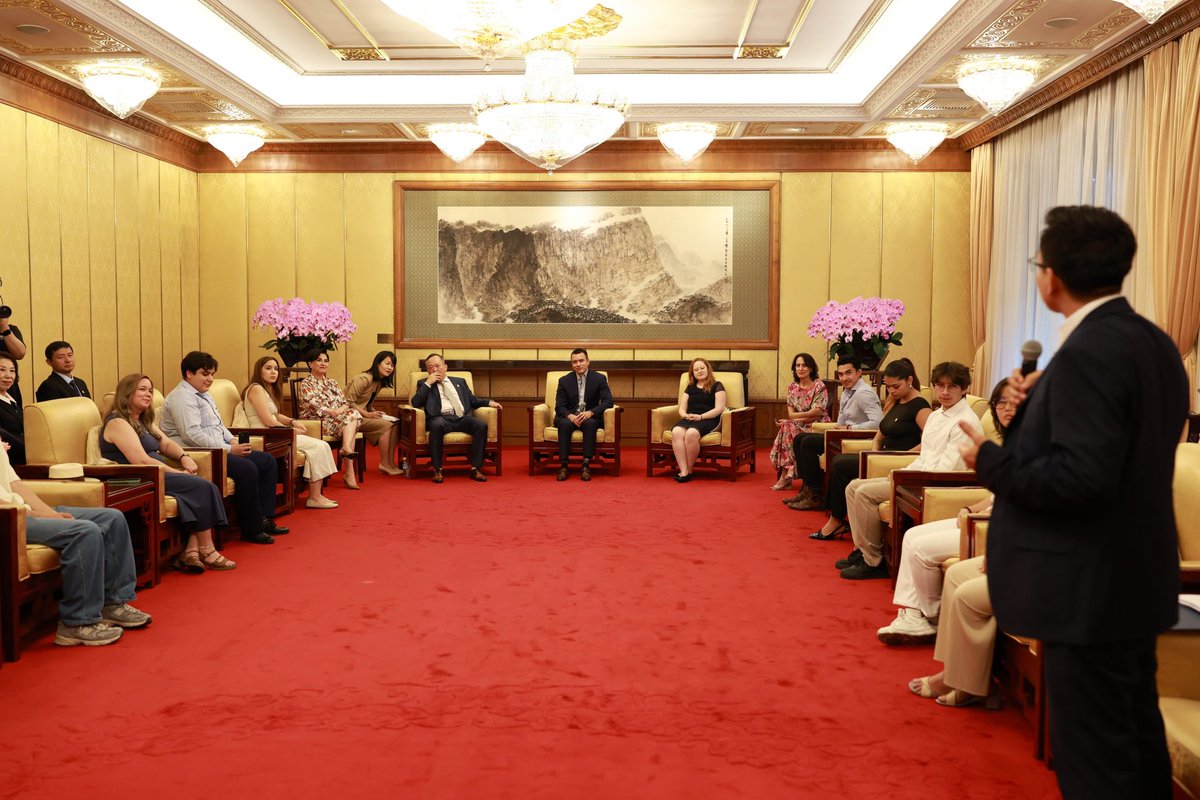 Presidencia_Ec's tweet photo. El presidente @DanielNoboaOk compartió con jóvenes ecuatorianos, estudiantes de la Universidad BLCU en Beijing, quienes se forman y emprenden desde el gigante asiático. El Mandatario reafirmó su compromiso de continuar apoyando a los jóvenes con políticas públicas  que generen oportunidades de estudio, becas en escuelas técnicas priorizando a mujeres y formación profesional. 

La visión del país de lograr que la juventud pueda salir adelante y tenga un mayor impulso es una medida no solo humana, sino económica, en donde atender a los jóvenes es una prioridad y así darles más opciones de desarrollo a las siguientes generaciones. 

 #ElNuevoEcuador