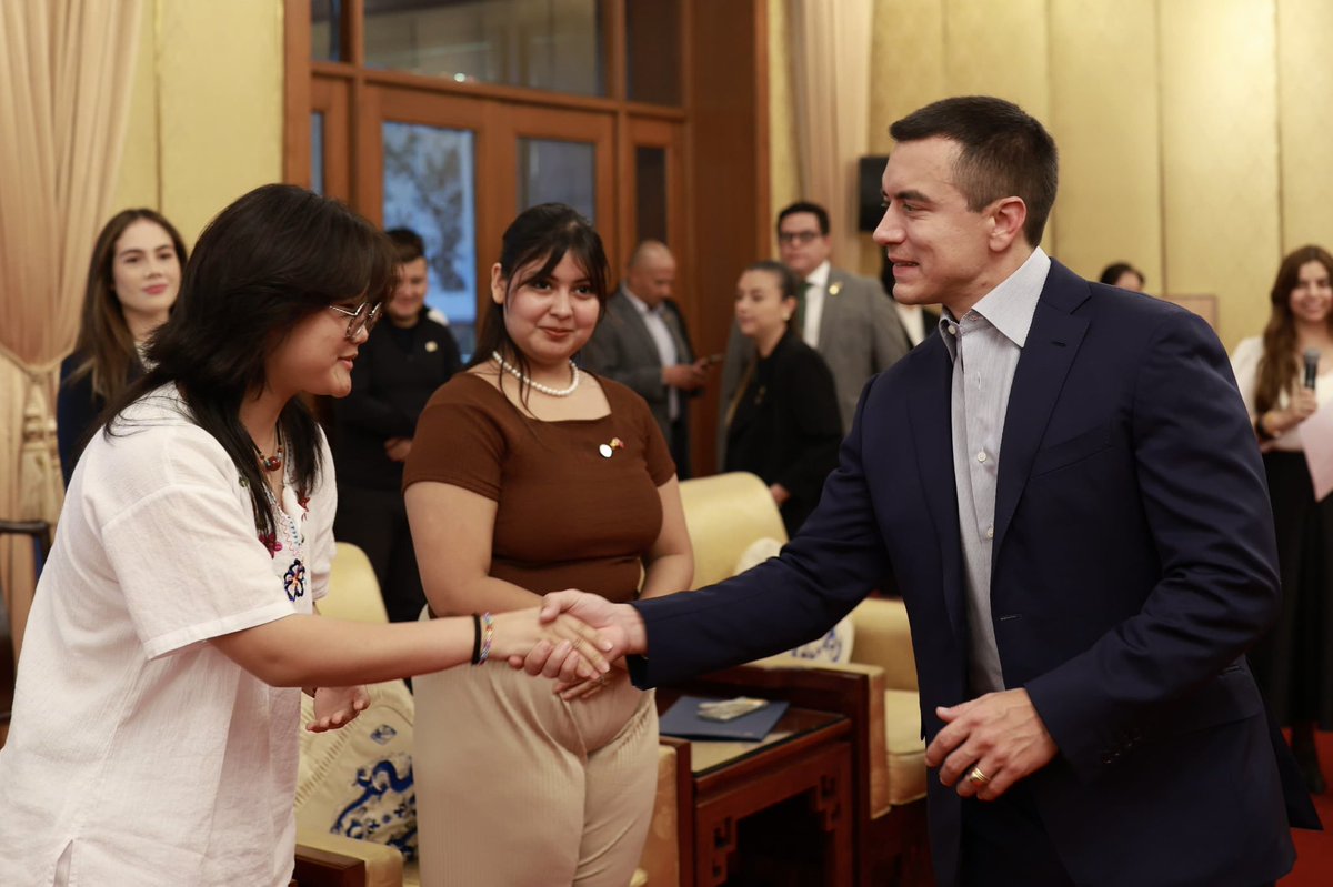 El presidente <a href="/DanielNoboaOk/">Daniel Noboa Azin</a> compartió con jóvenes ecuatorianos, estudiantes de la Universidad BLCU en Beijing, quienes se forman y emprenden desde el gigante asiático. El Mandatario reafirmó su compromiso de continuar apoyando a los jóvenes con políticas públicas  que generen