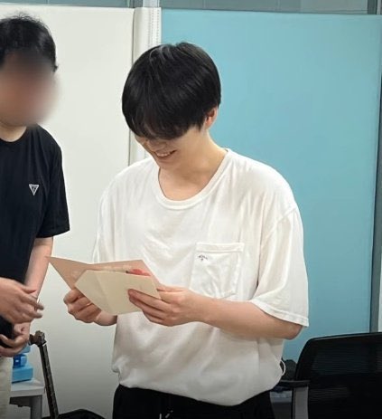 SUGAIndoFanbase's tweet photo. Prof Cheon bilang “Waktu Hari Guru di bulan Mei, anak-anak menulis surat dengan tangan mereka sendiri dan memberikan bunga carnation langsung kepada Min Seonsaengnim. Aku nggak bisa lupa betapa bahagianya, betapa senangnya SUGA saat itu.”

#SUGA #AgustD #방탄소년단슈가 #슈가 https://t.co/HrmrVAe6jG